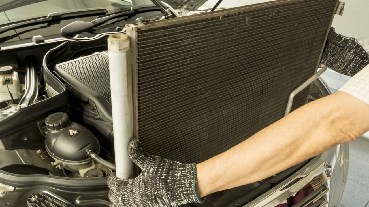 クルマのラジエーターって何？構造・役割・トラブルなどを解説