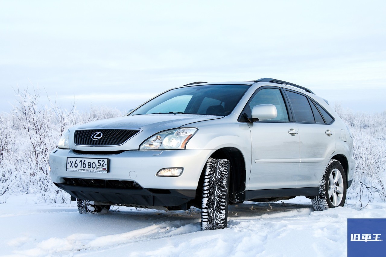 雪道に停車するハリアー30系
