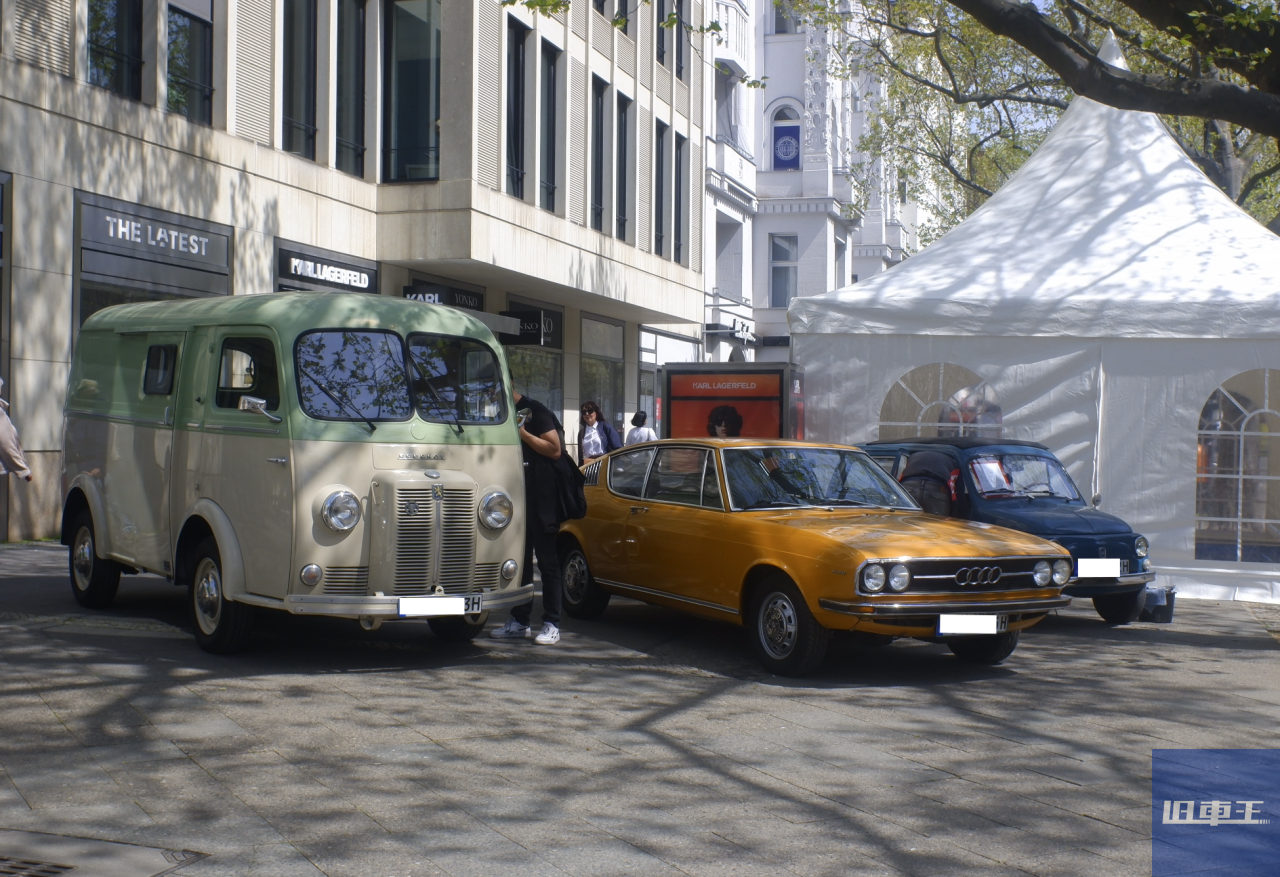 ドイツの街に停車する車