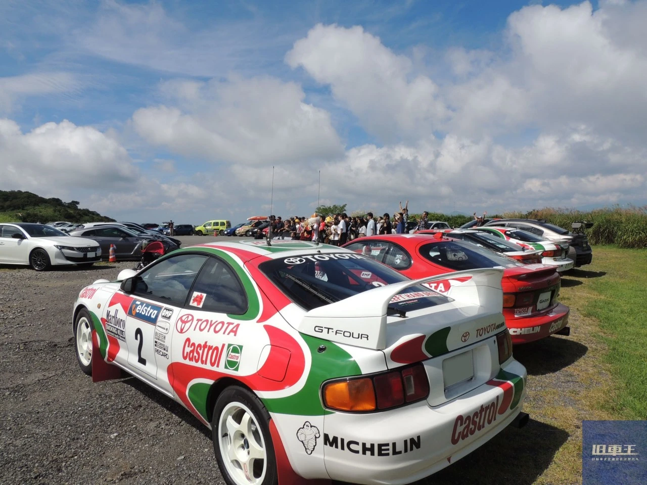 並んで停車しているセリカ