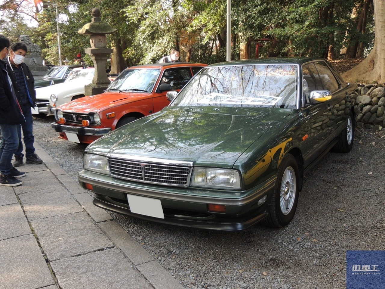 旧車が並ぶ横道