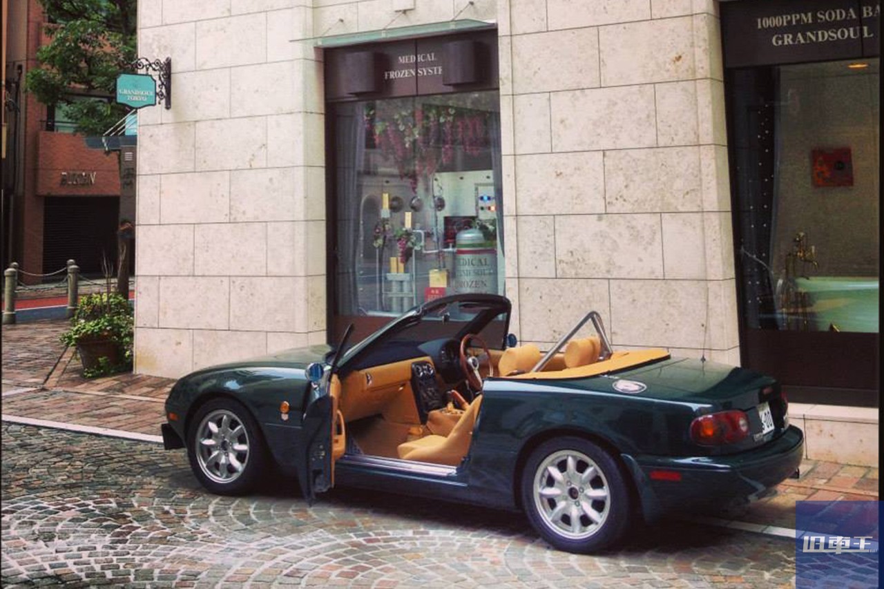 街中に停車するオープンカー