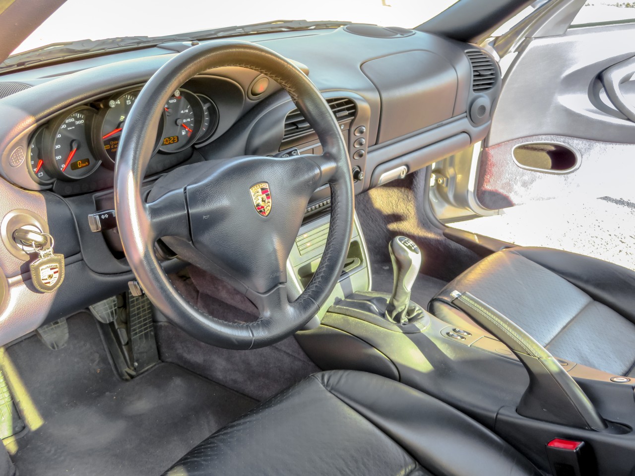 外車はなぜ左ハンドルが多いの？！ メリットとデメリットを徹底紹介