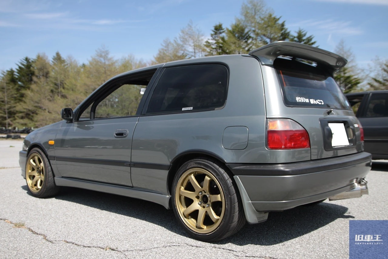 グレイッシュグリーンメタリックのN14型GTI-R