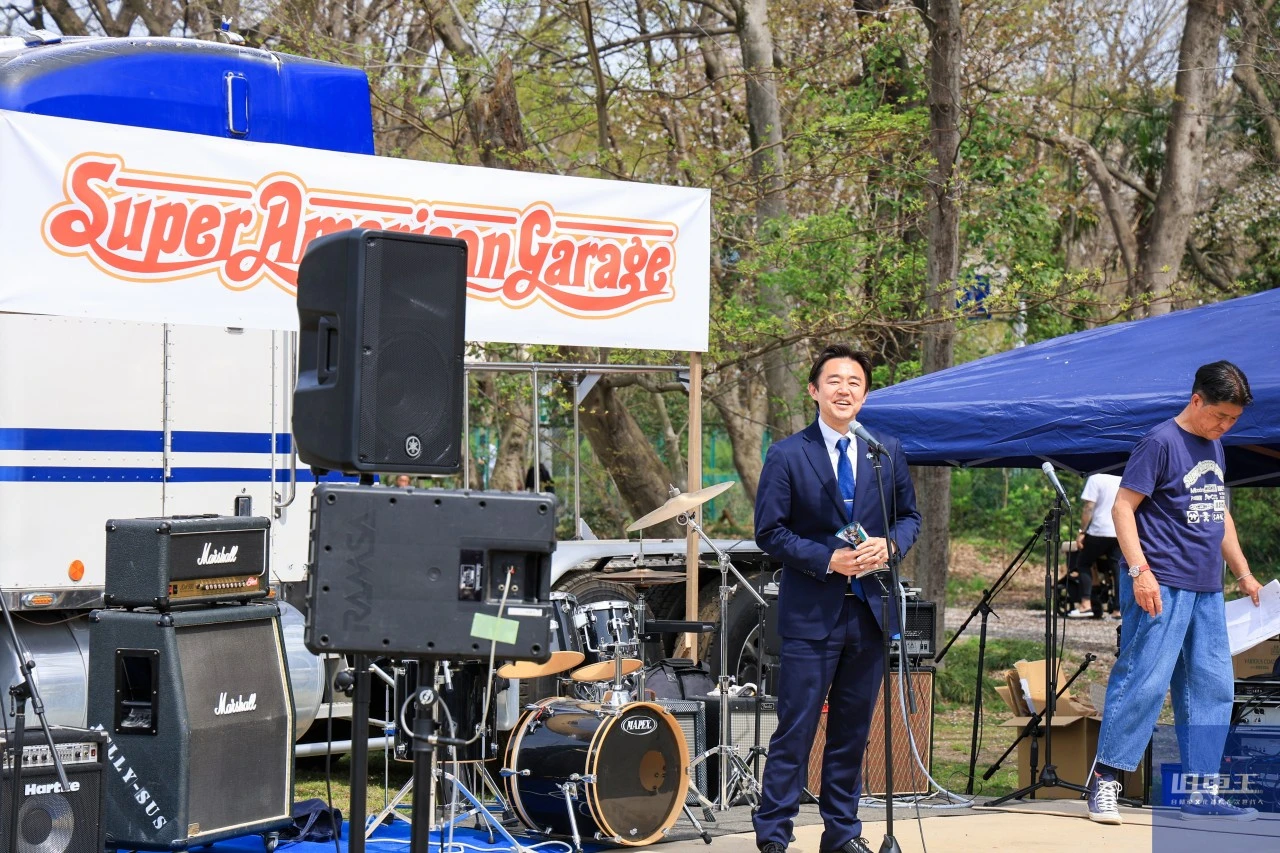 笑顔で話をする朝霞市長