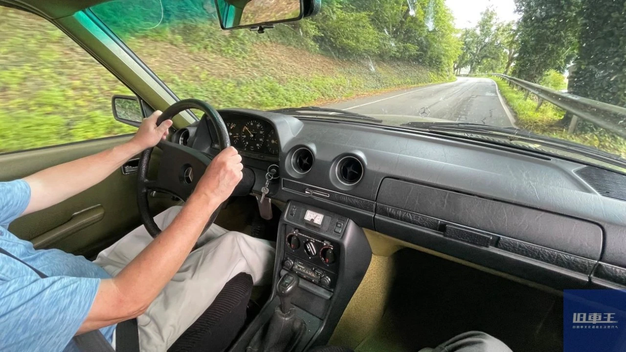 ベンツ240Dを筆者が運転する様子