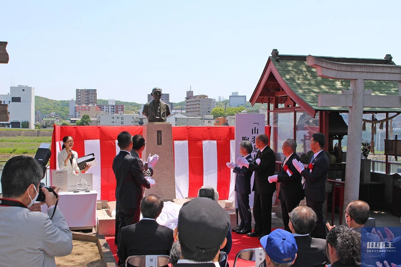 移設された山羽虎夫像の除幕式の様子