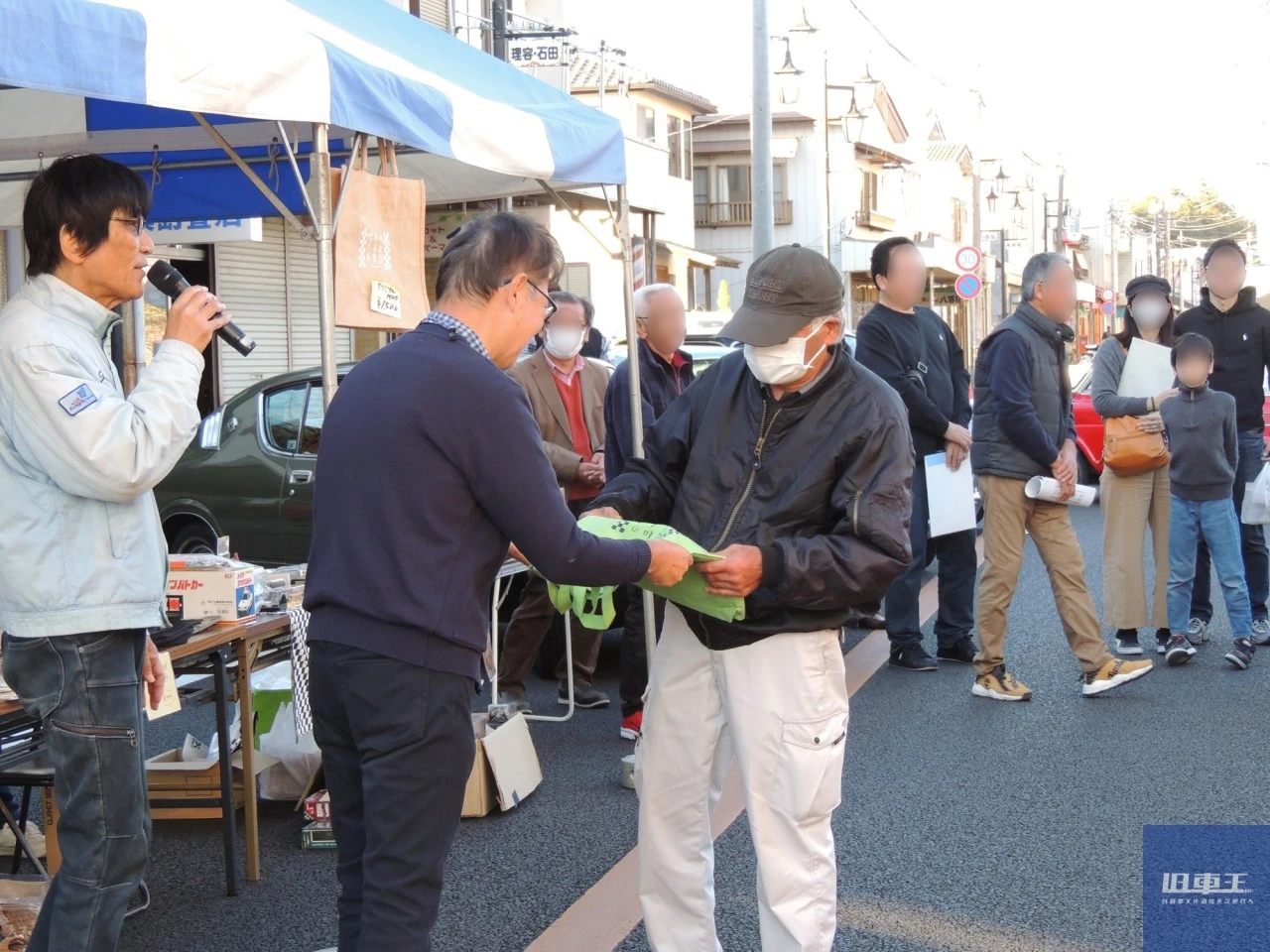 サイン付きオリジナルトートバックを手渡す