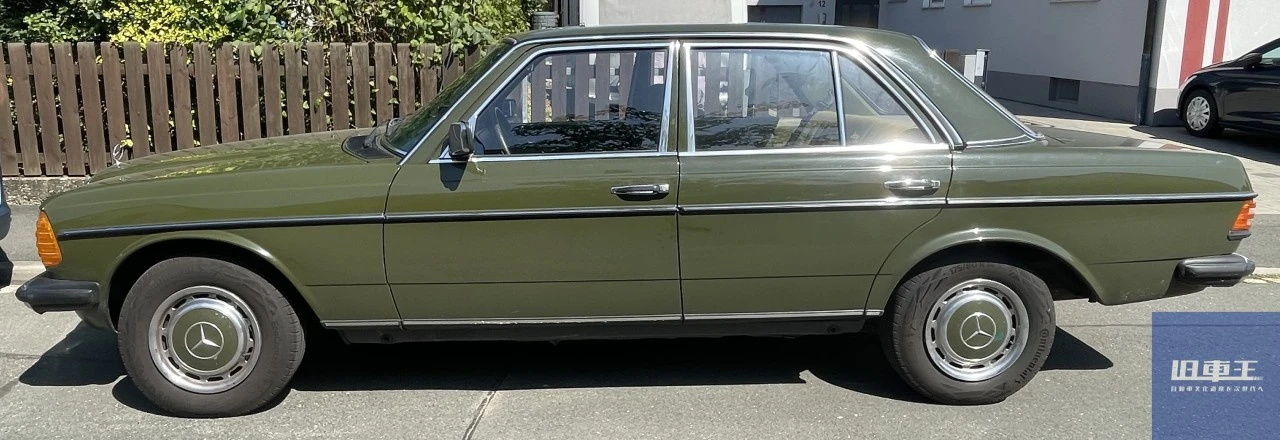 ヴィルヘルムさん所有のベンツ240D横から見た全体像