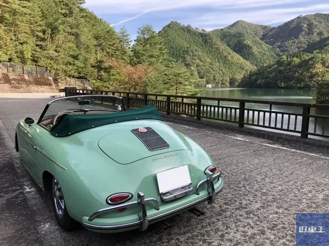 橋の上に停車する緑色のクラシックカー