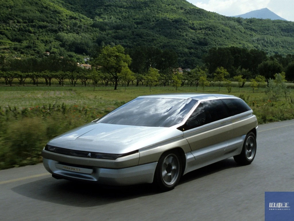 シルバーのシトロエン・サブリュ