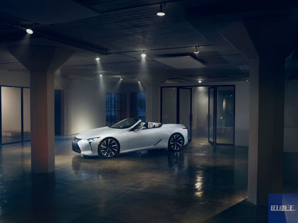 室内で停車しているレクサスLC