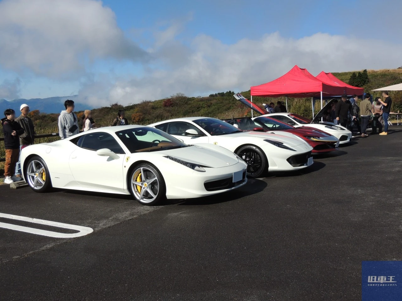 並んで停車するフェラーリ