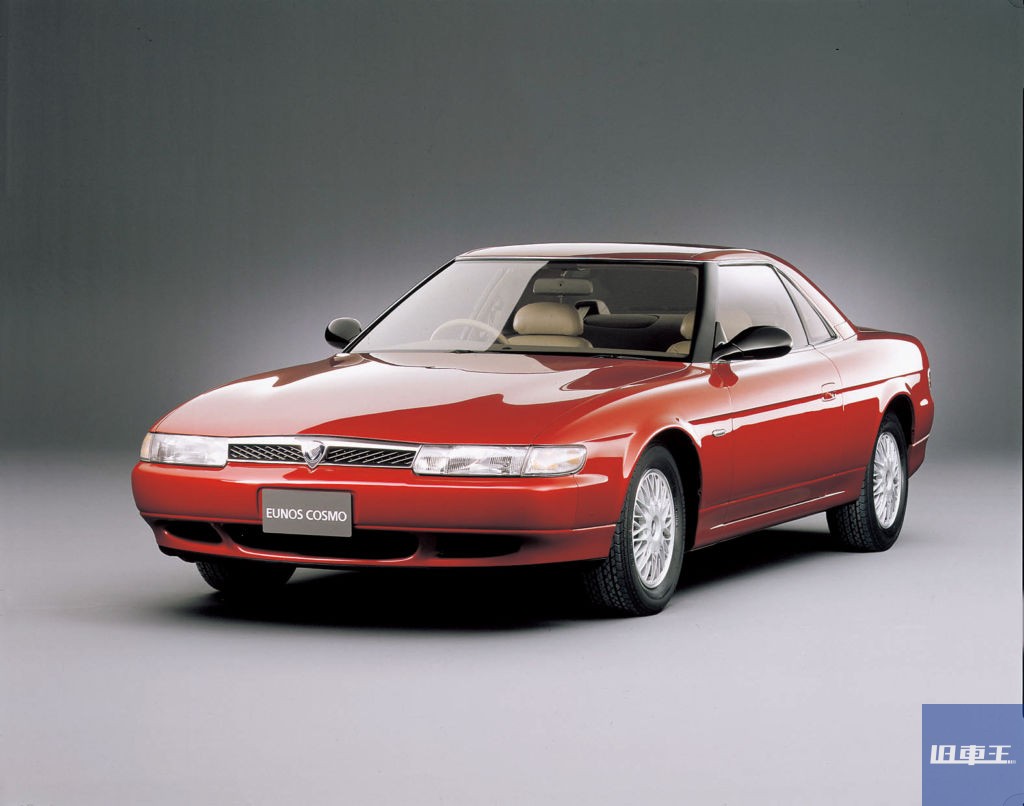 赤いマツダユーノスコスモ