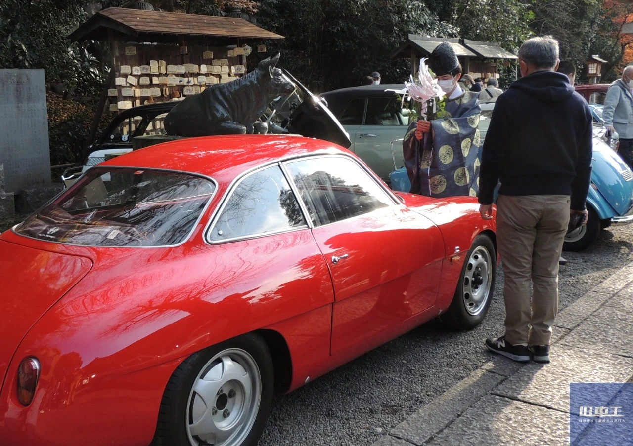 神主に祈祷を受ける車