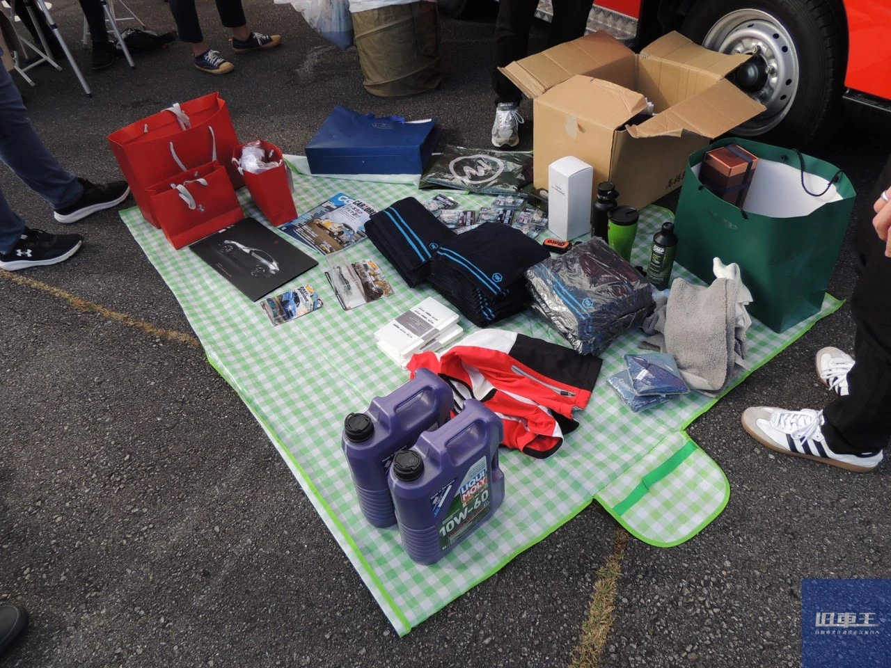 レジャーシートの上に並べられたカー用品