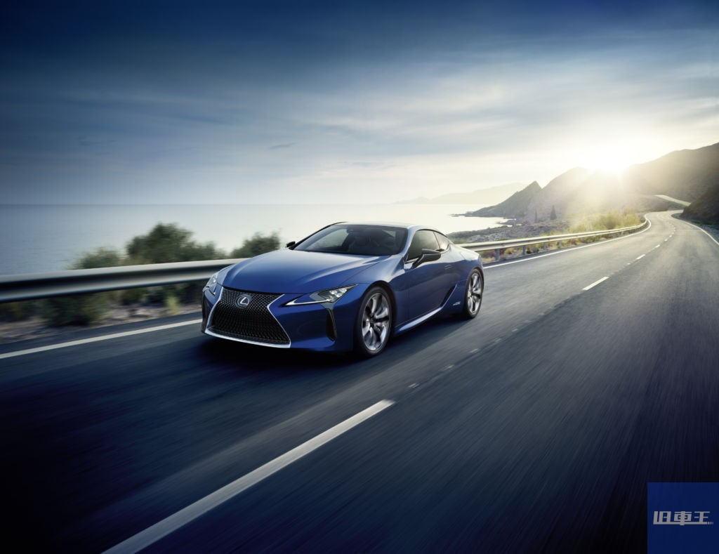 道路を走る青いレクサスL LC