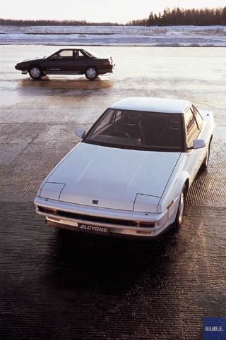 白と黒のアルシオーネが停車している