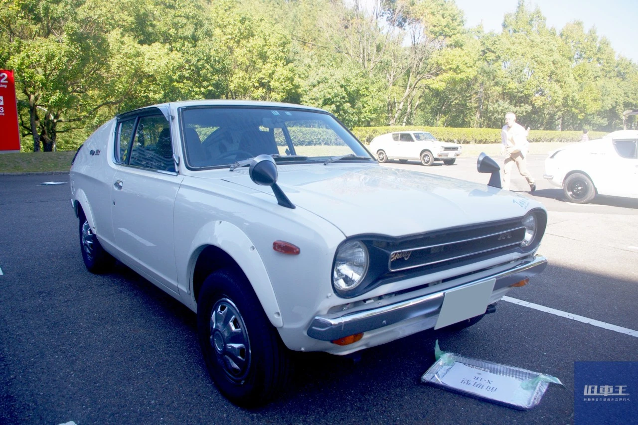 純正ホイールチャップを装備した初期型チェリー