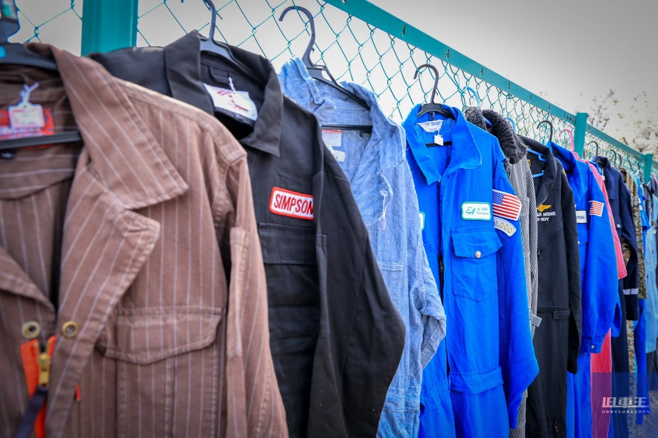 フェンスにかけられたオシャレなつなぎ