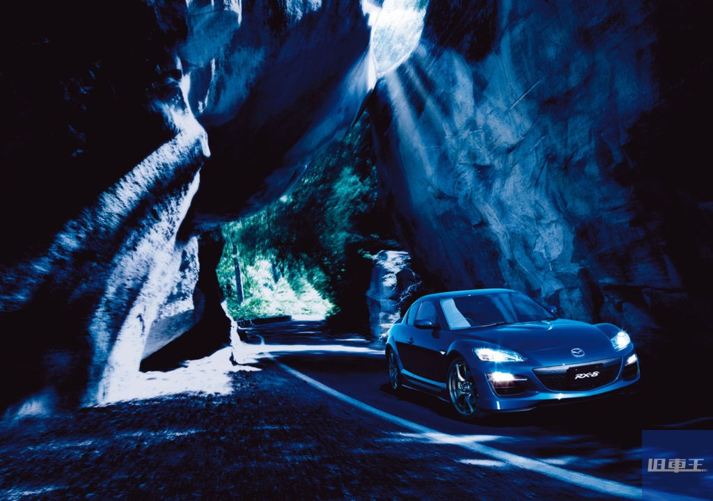 山道を走行するRX-8