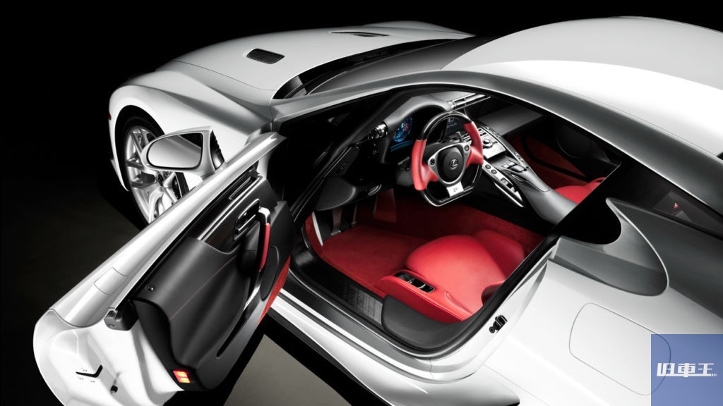 LEXUS LFAのドアを開けたイメージ