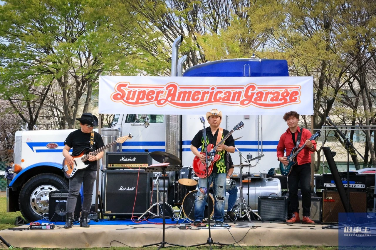 ステージで演奏する男性4人