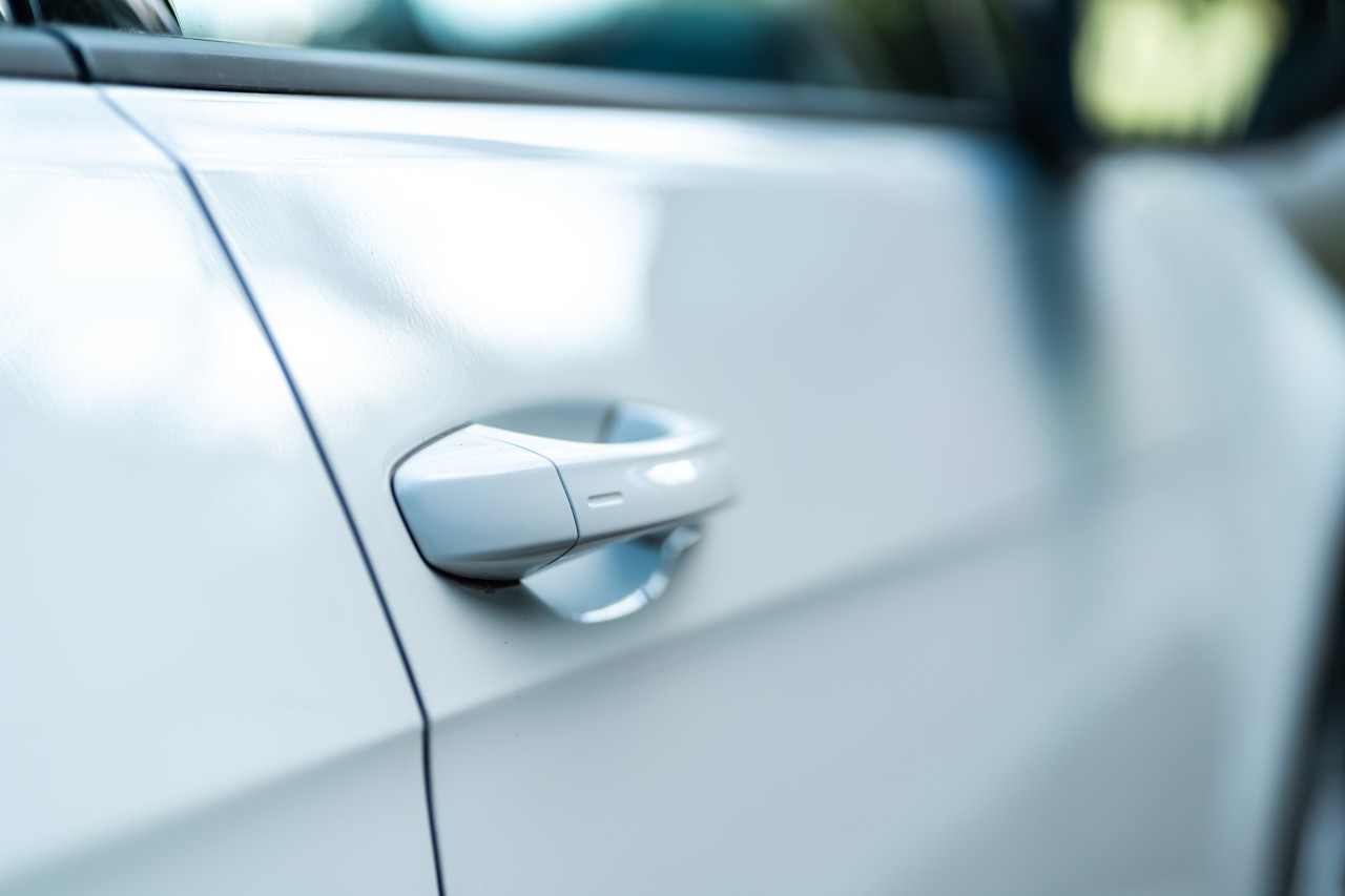 クルマのドアノブ修理費用はいくら？DIYと業者依頼の判断基準を症状別に徹底解説