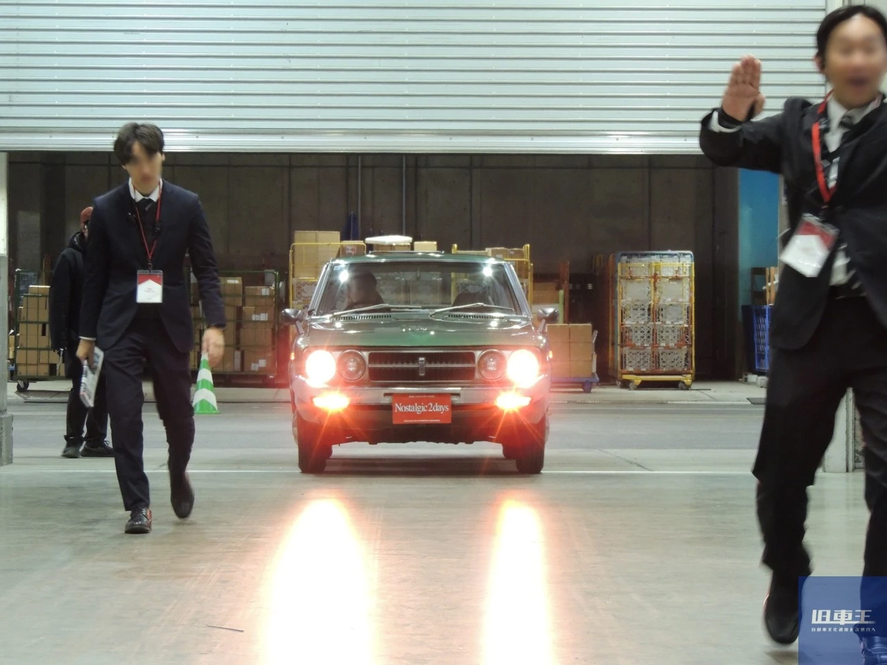 会場をゆっくり進む日産バイオレット