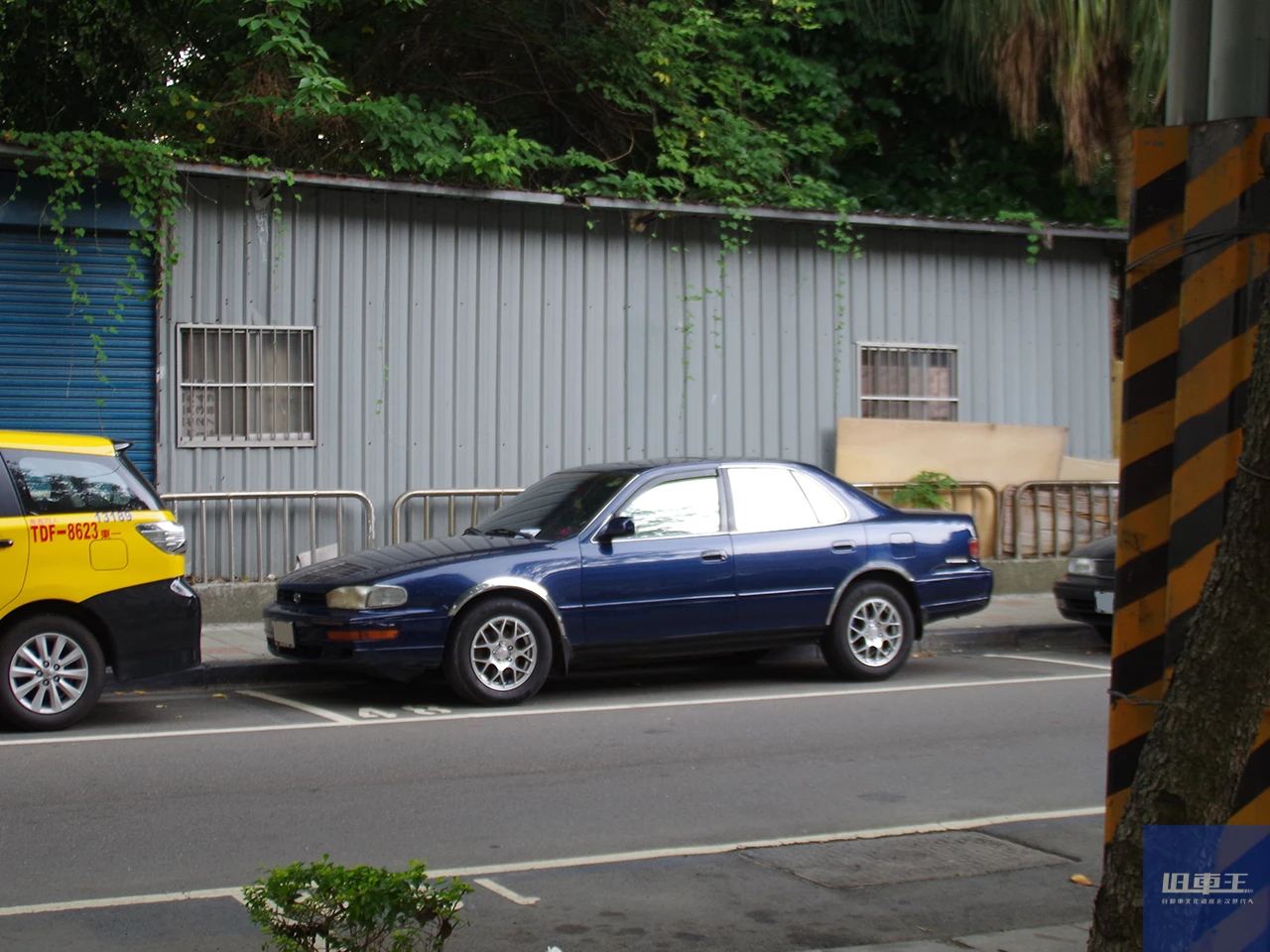 路上に停車しているトヨタカムリ