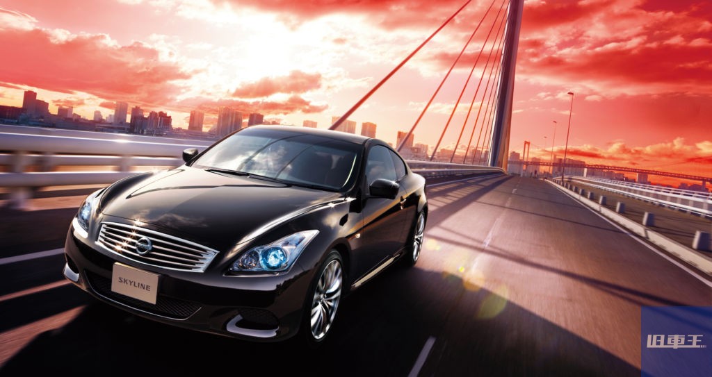 橋の上を走行するスカイラインクーペ