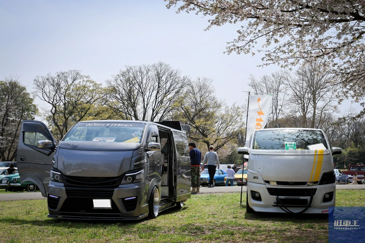 並んで停車しているカスタムされたハイエース