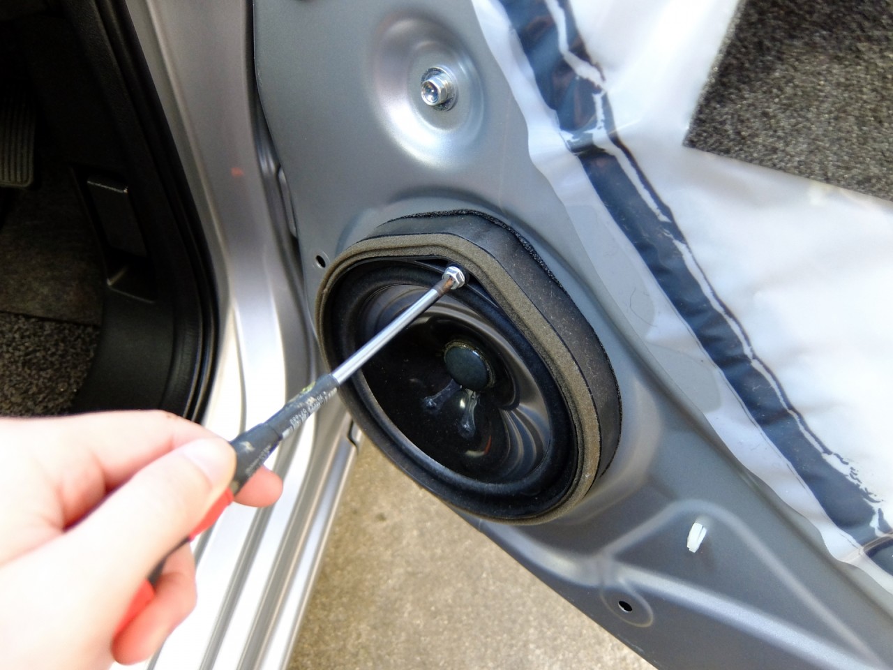 クルマのスピーカーが故障したときの修理依頼先はどこがいい？