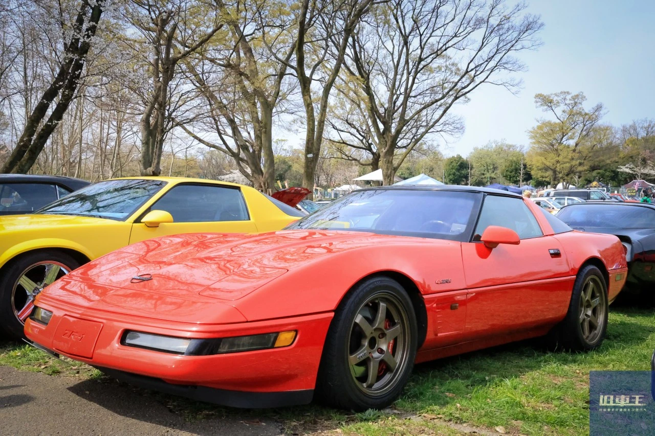 真っ赤なシボレーコルベット