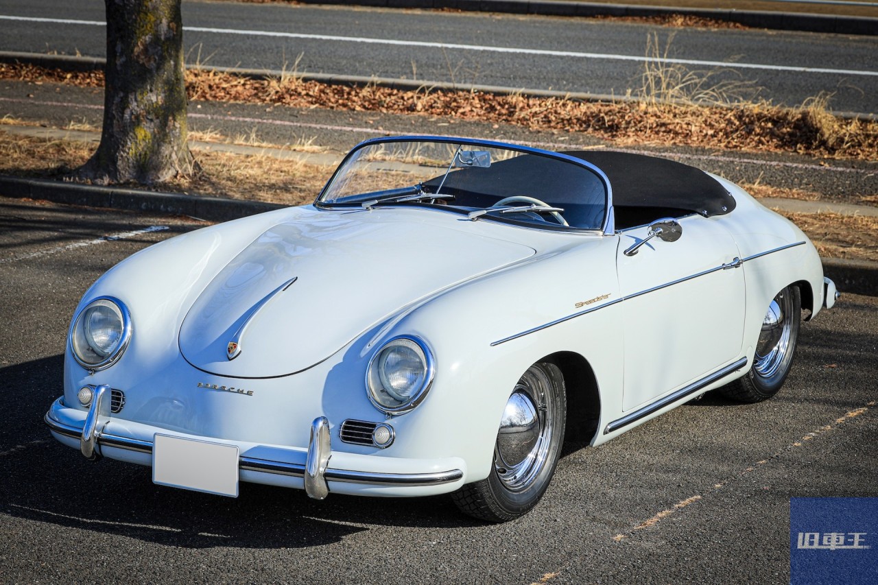 駐車場に停車しているポルシェ356