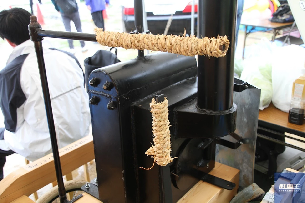 ハンドルに巻き付けられた縄のグリップ