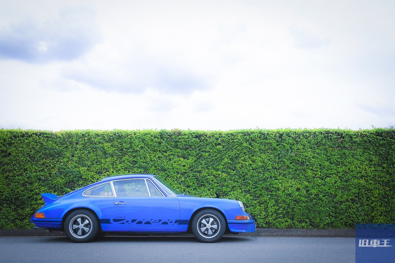 植木の前に停車している1973年式ポルシェ911S