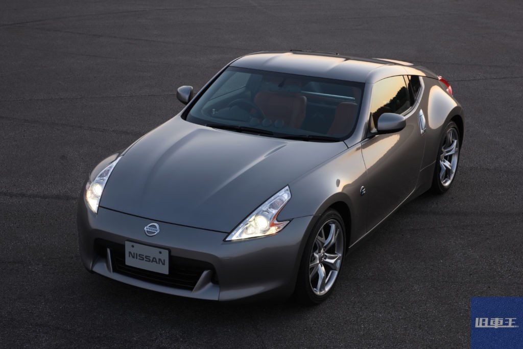 ヘッドライトを点灯させているフェアレディZ