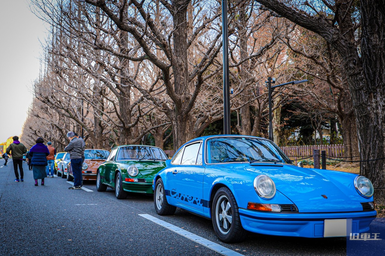 路肩に並ぶポルシェ911S
