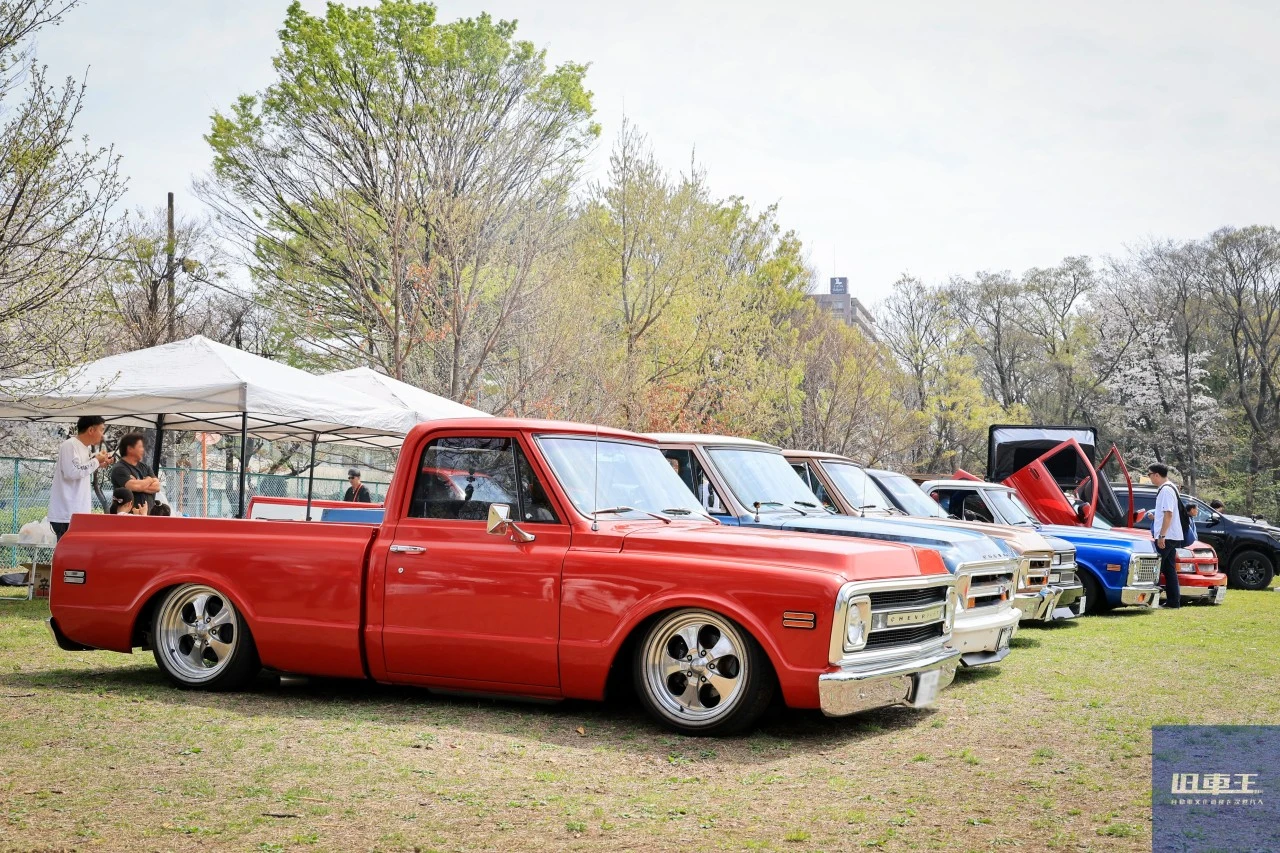 整列しているシボレー C/Kトラック