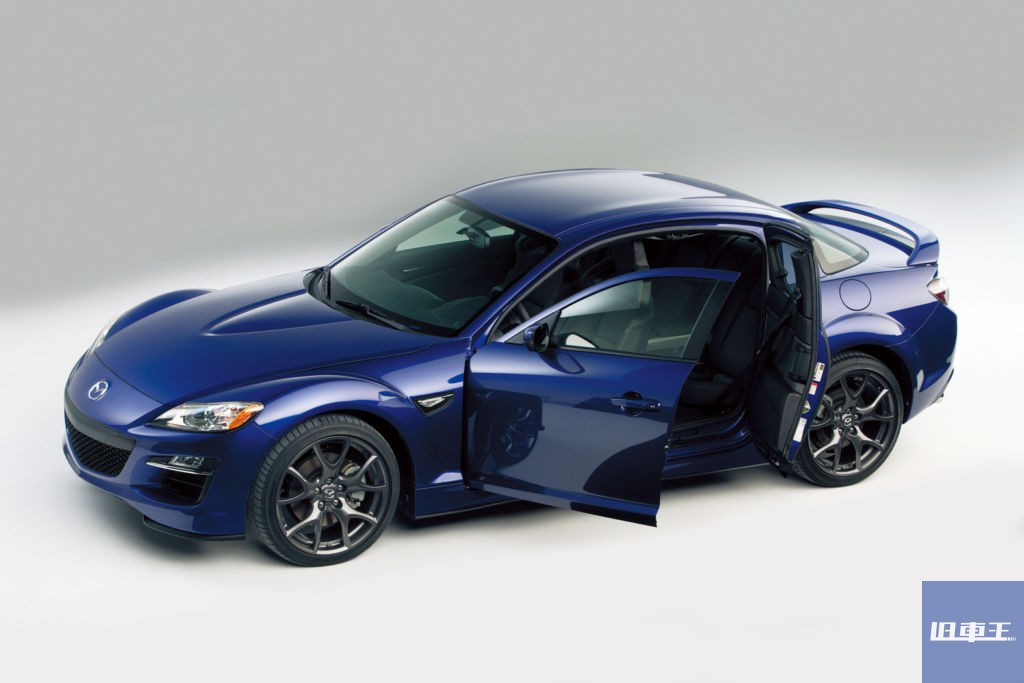 ドアを開けて停車している青いRX-8