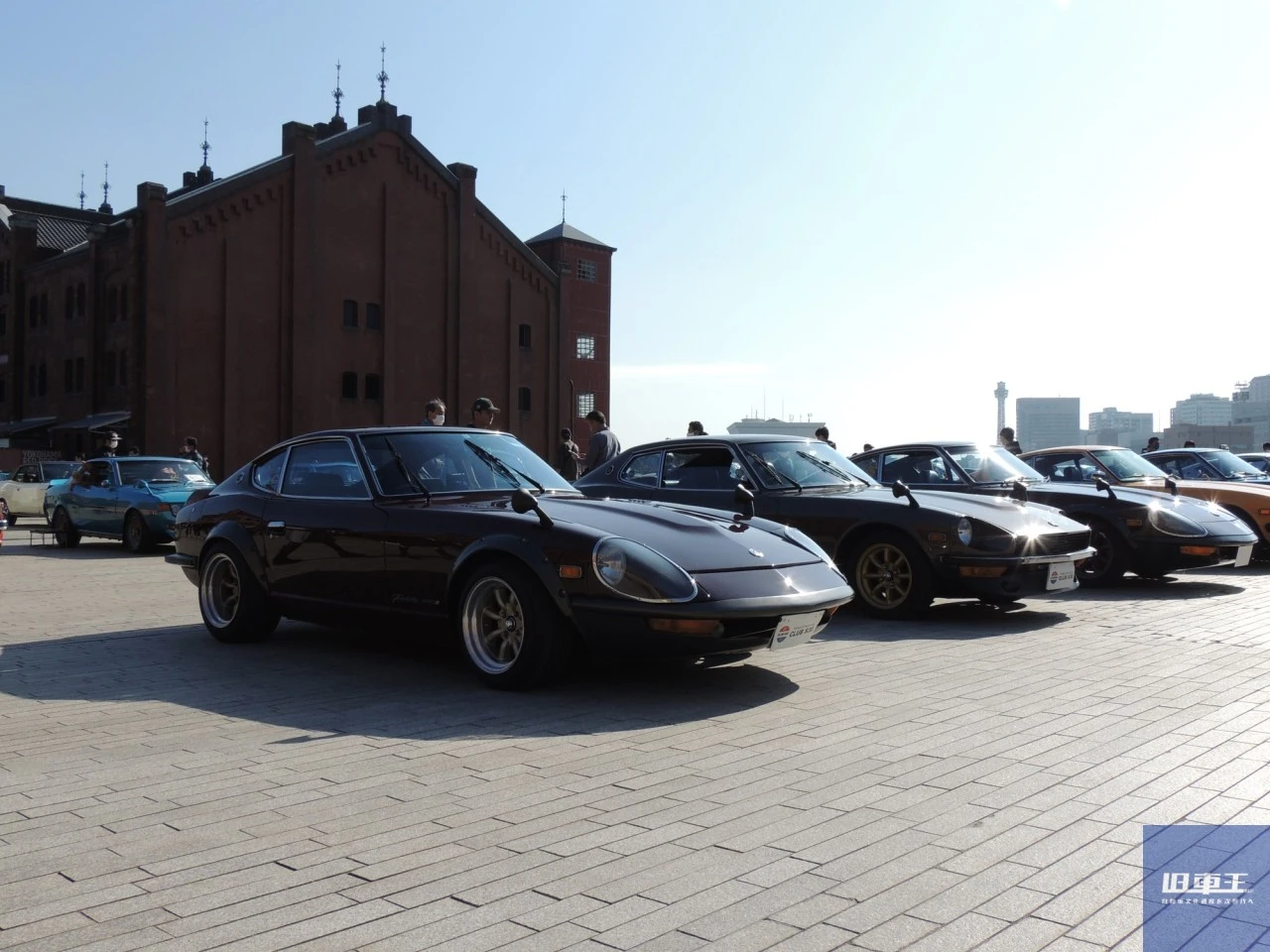 赤レンガ倉庫に並んでいる黒い旧車