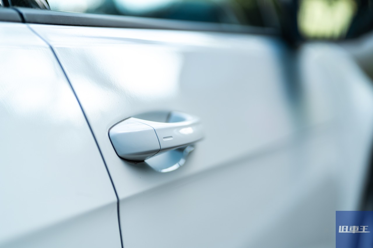 白い車のドアノブ