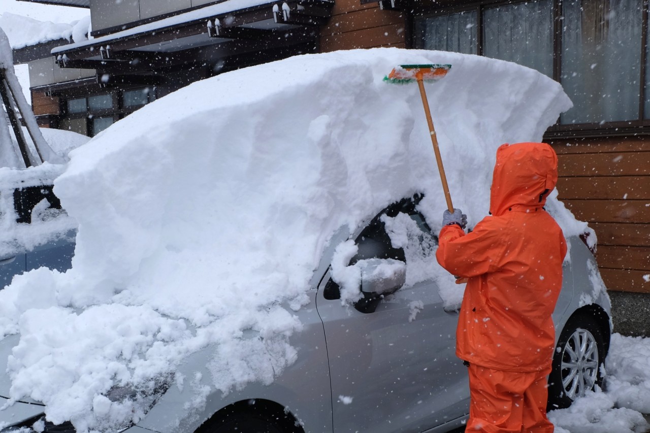 車の雪下ろしをせずに走る危険性とは？雪下ろしの道具や手順も紹介