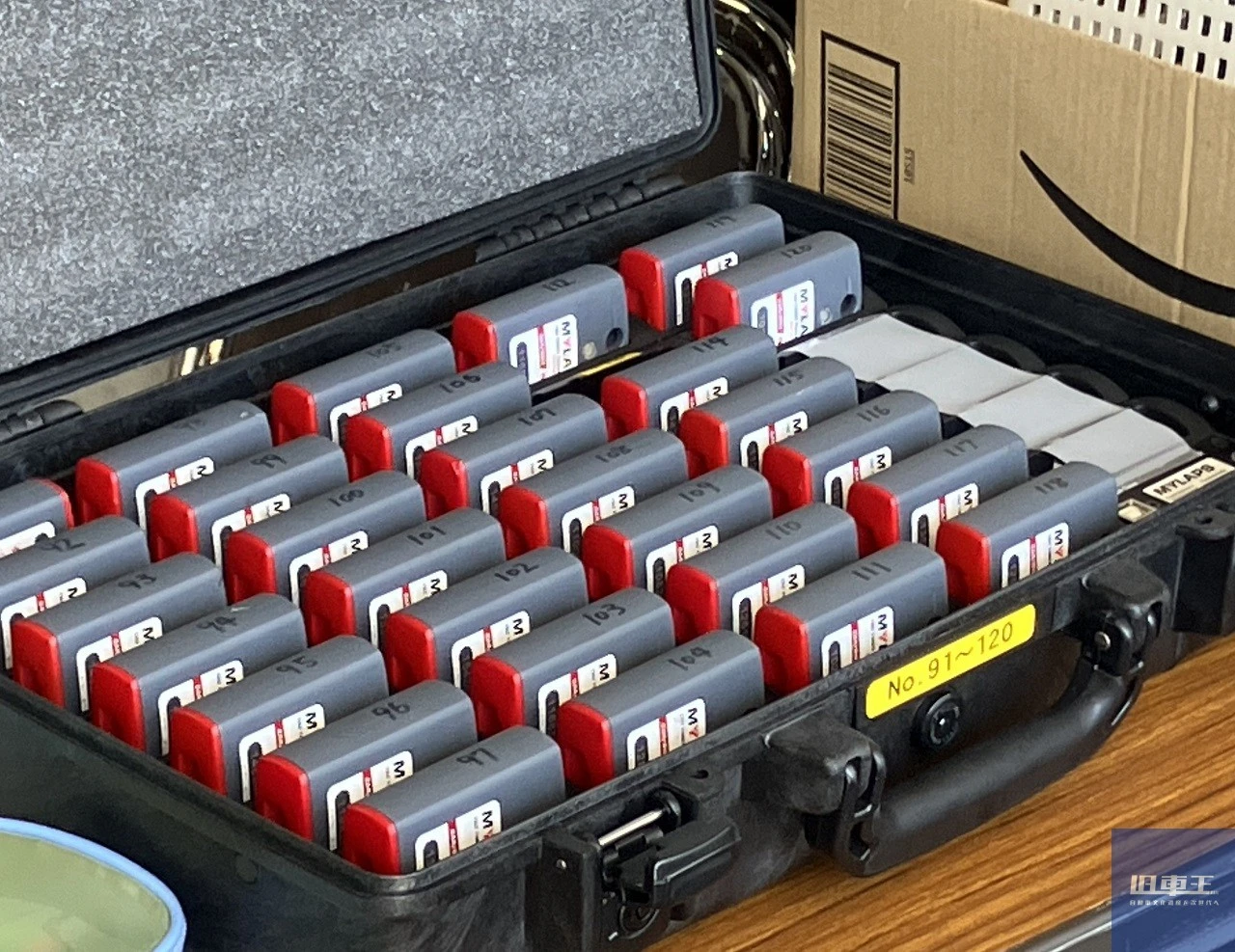 箱に並んだトランスポンダ