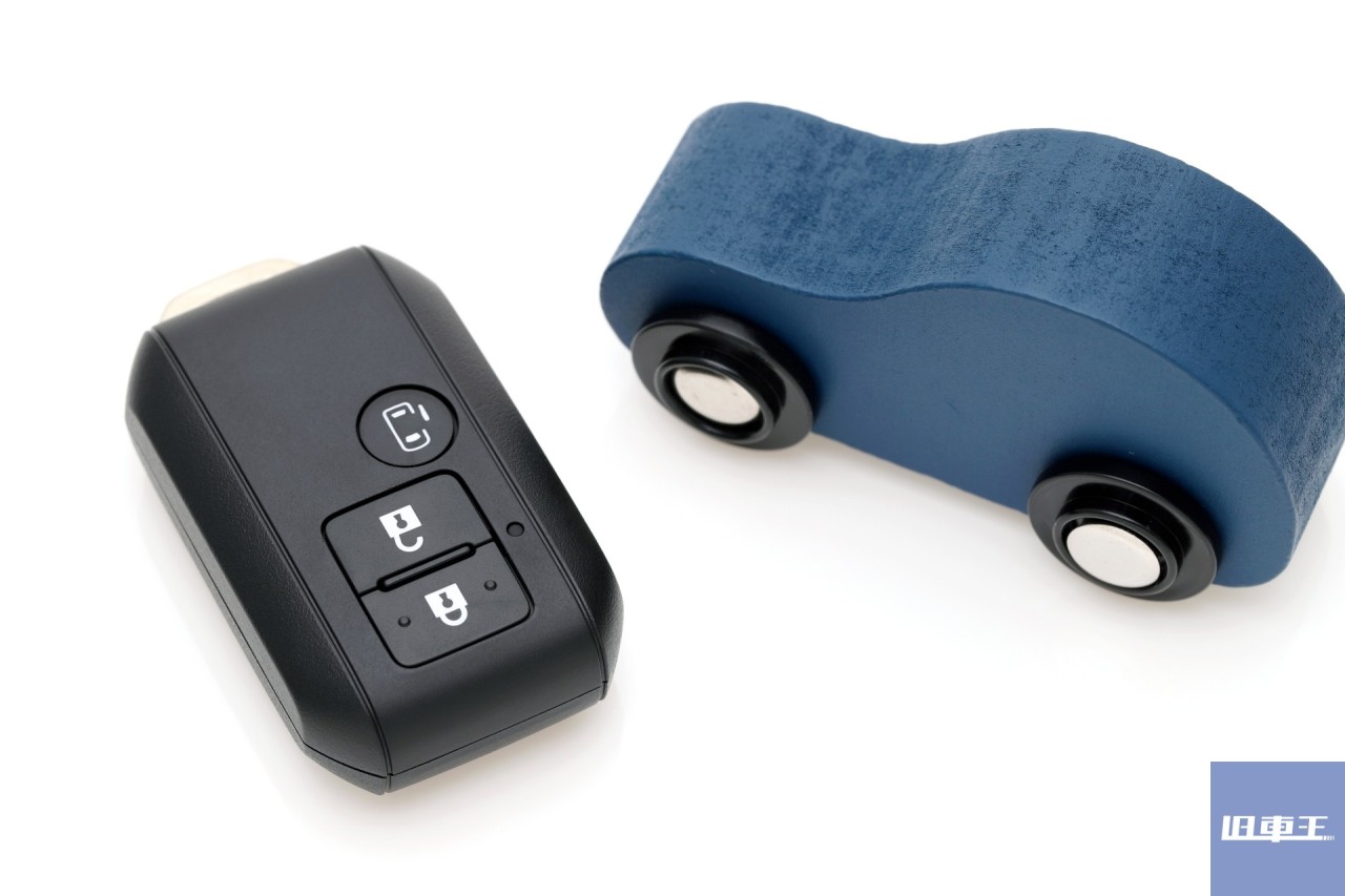 車の鍵と木でできた車の模型