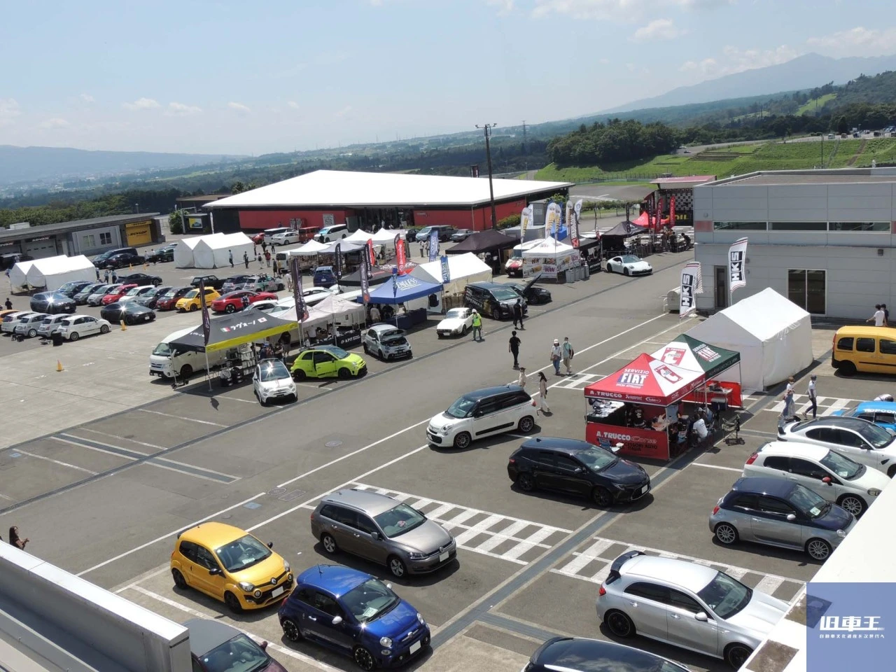 富士スピードウェイに集まったたくさんの車