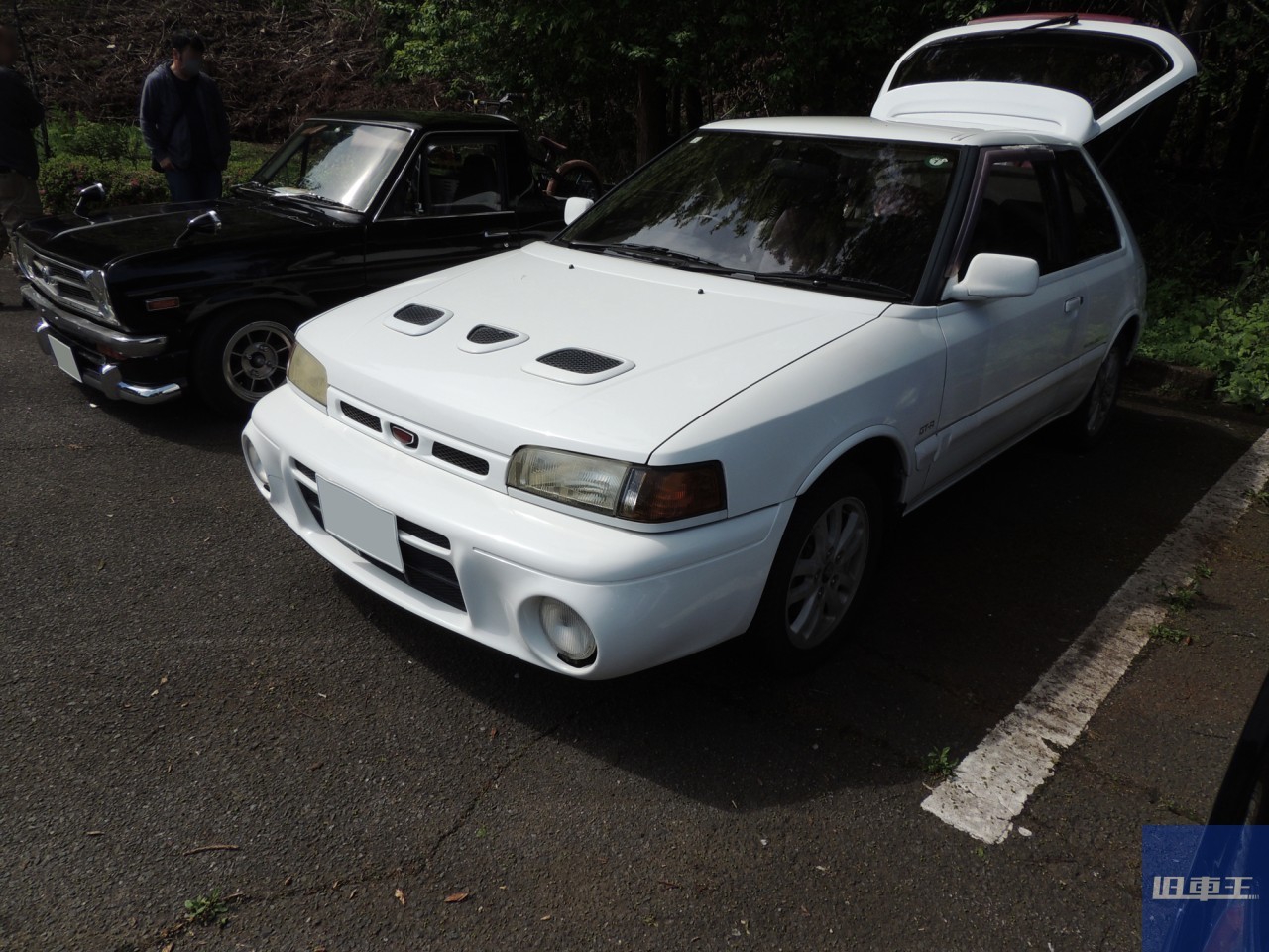 駐車場に並んで停車する車