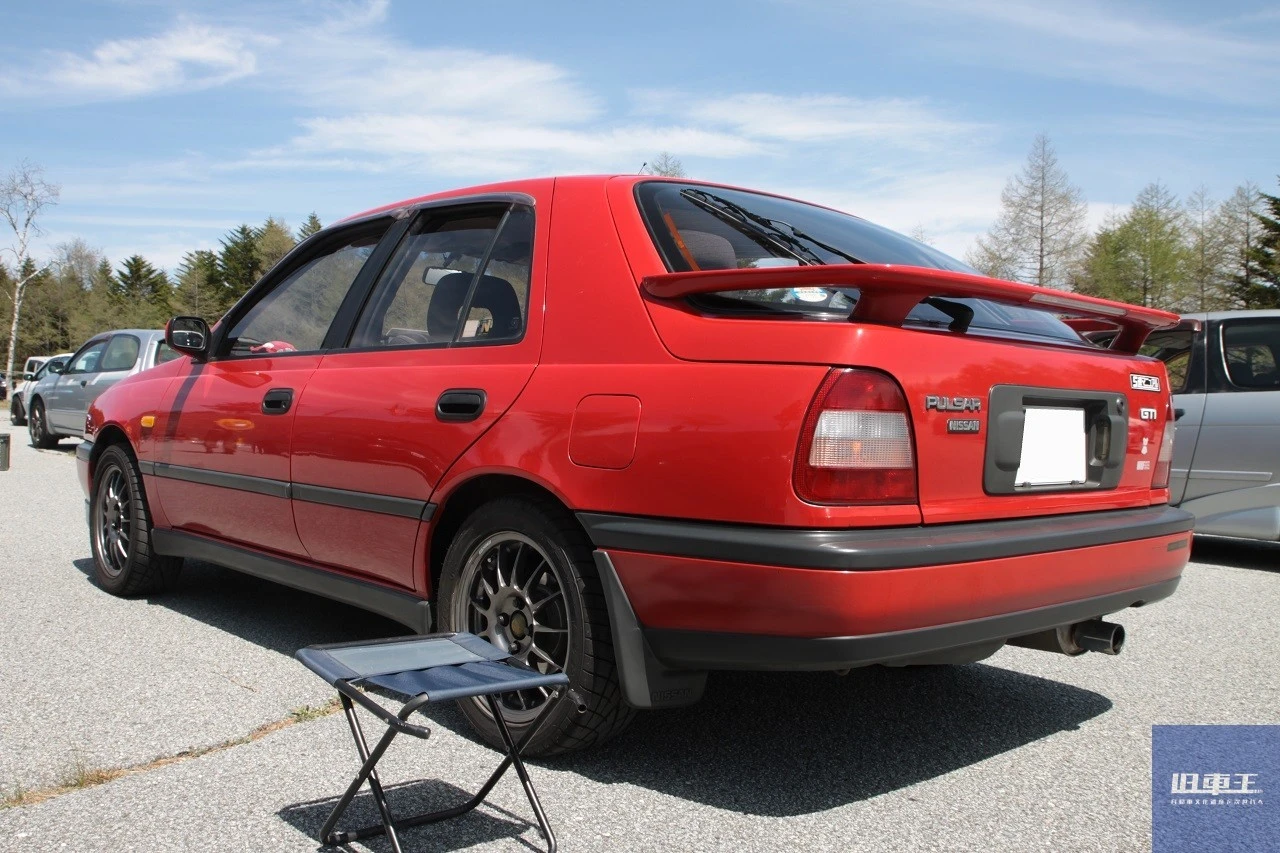 赤いパルサーのリア