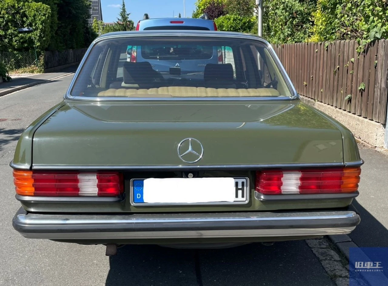 ヴィルヘルムさん所有のベンツ240Dバックビュー